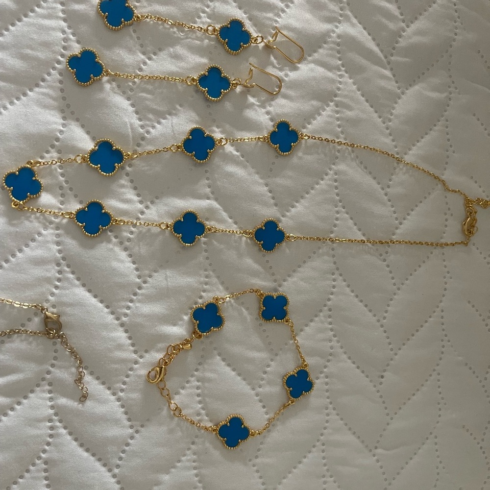 Elegant Black and Gold Floral Necklace - Picture 16 of 16